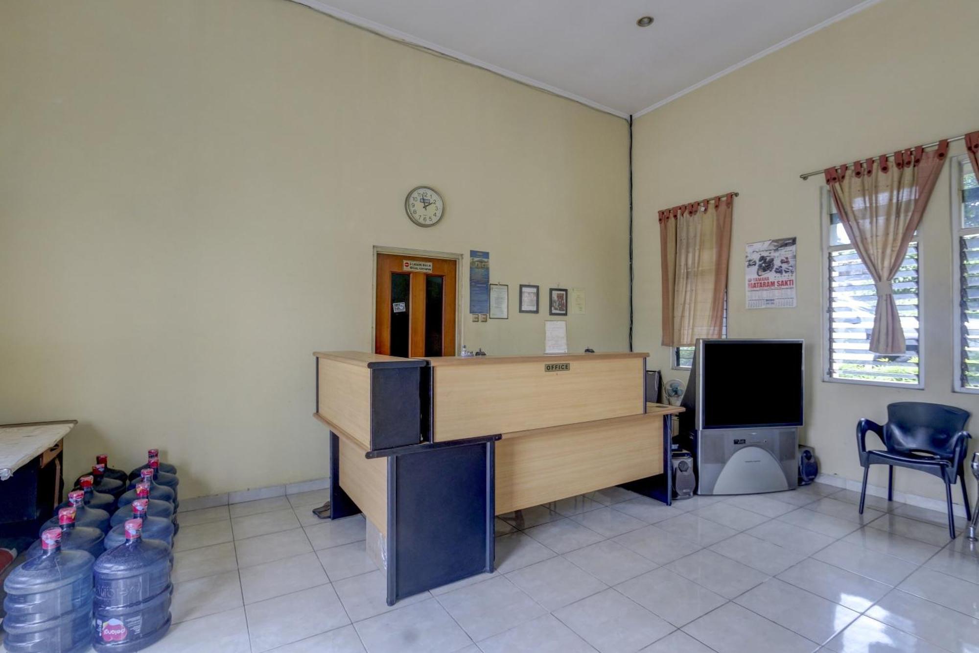 Oyo Life 90159 Puri Asoka Guest House Semarang Ngoại thất bức ảnh