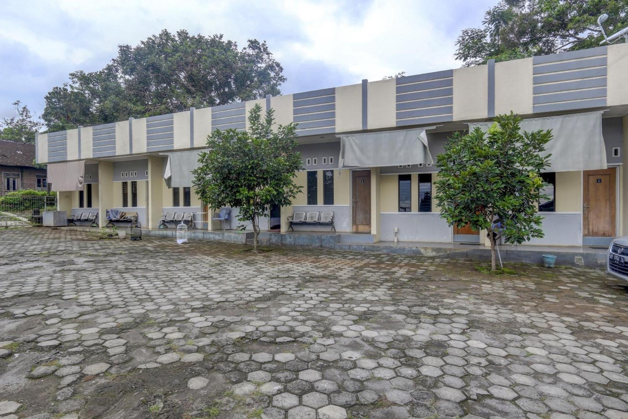 Oyo Life 90159 Puri Asoka Guest House Semarang Ngoại thất bức ảnh