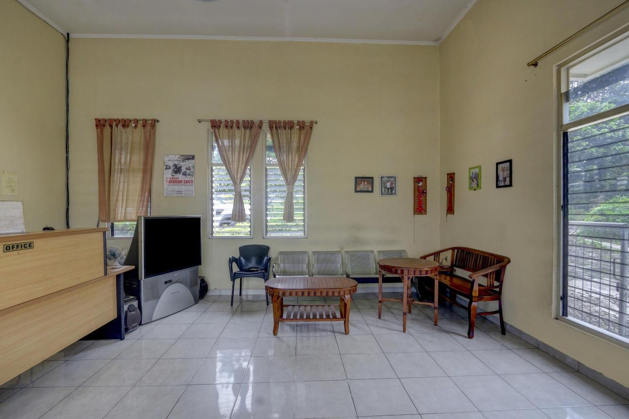 Oyo Life 90159 Puri Asoka Guest House Semarang Ngoại thất bức ảnh
