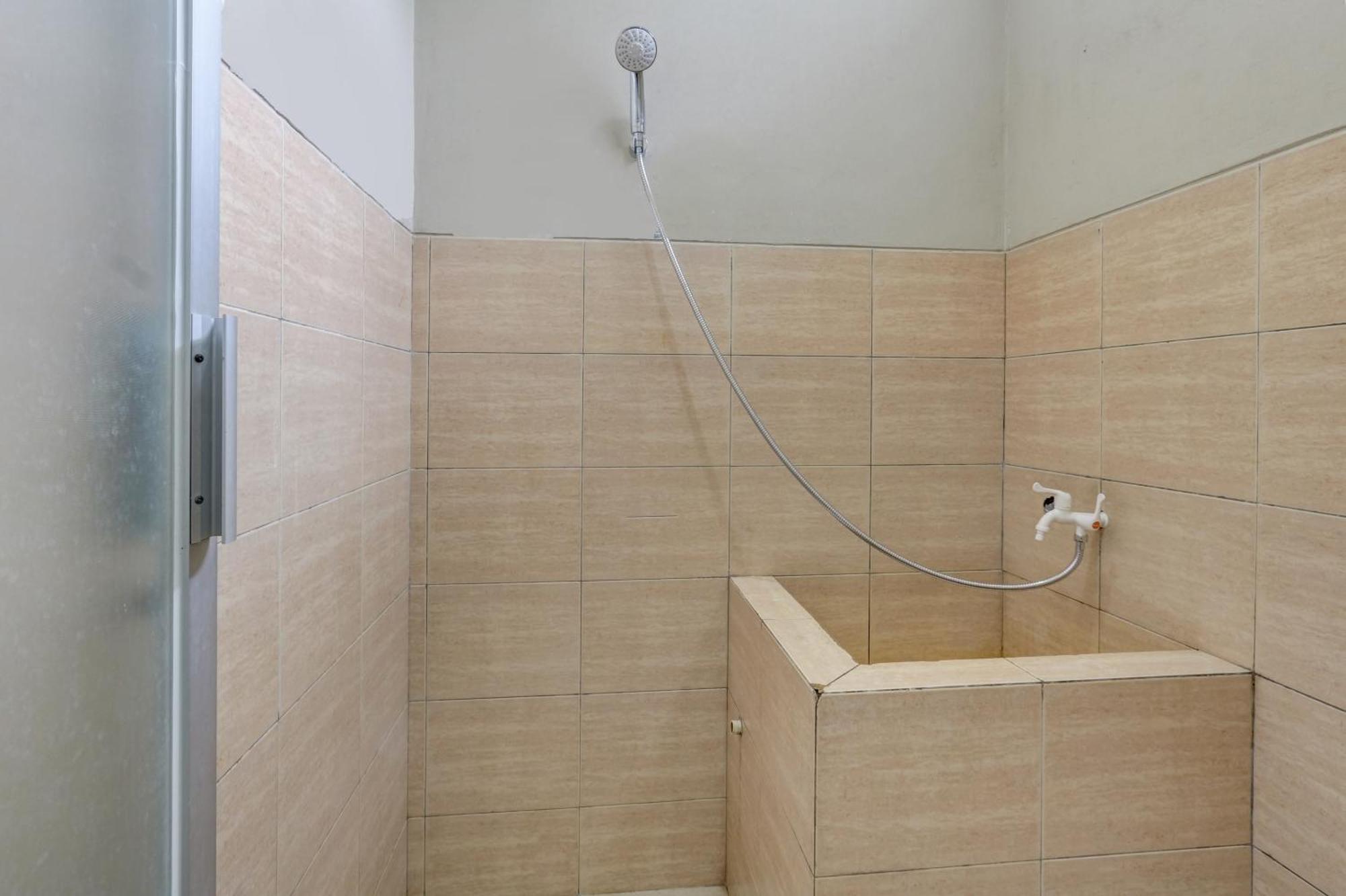Oyo Life 90159 Puri Asoka Guest House Semarang Ngoại thất bức ảnh