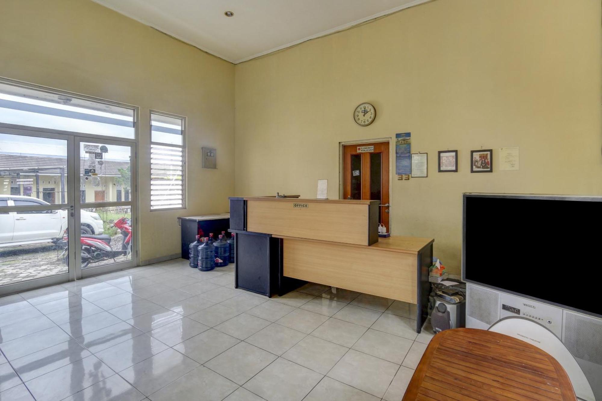 Oyo Life 90159 Puri Asoka Guest House Semarang Ngoại thất bức ảnh