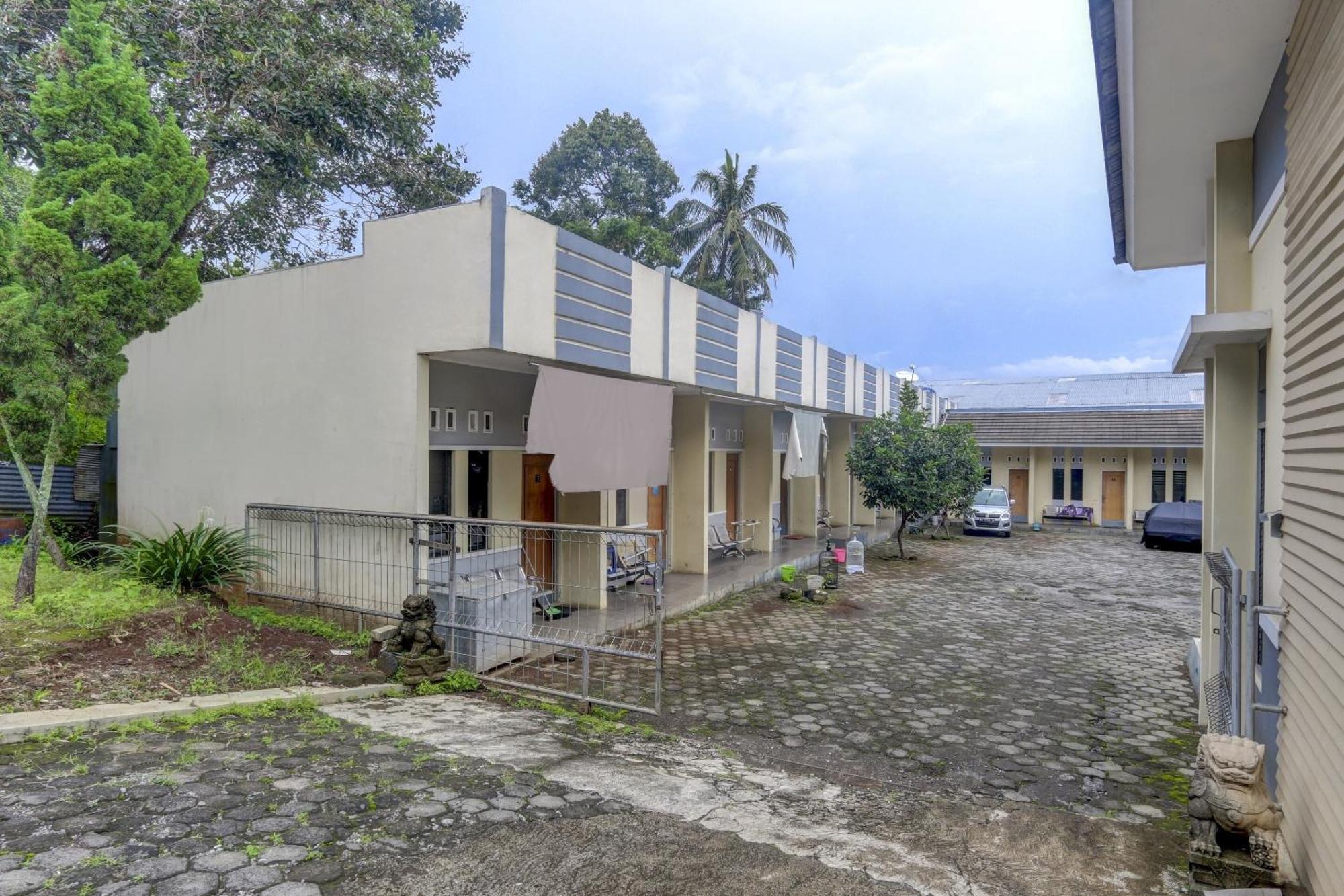Oyo Life 90159 Puri Asoka Guest House Semarang Ngoại thất bức ảnh