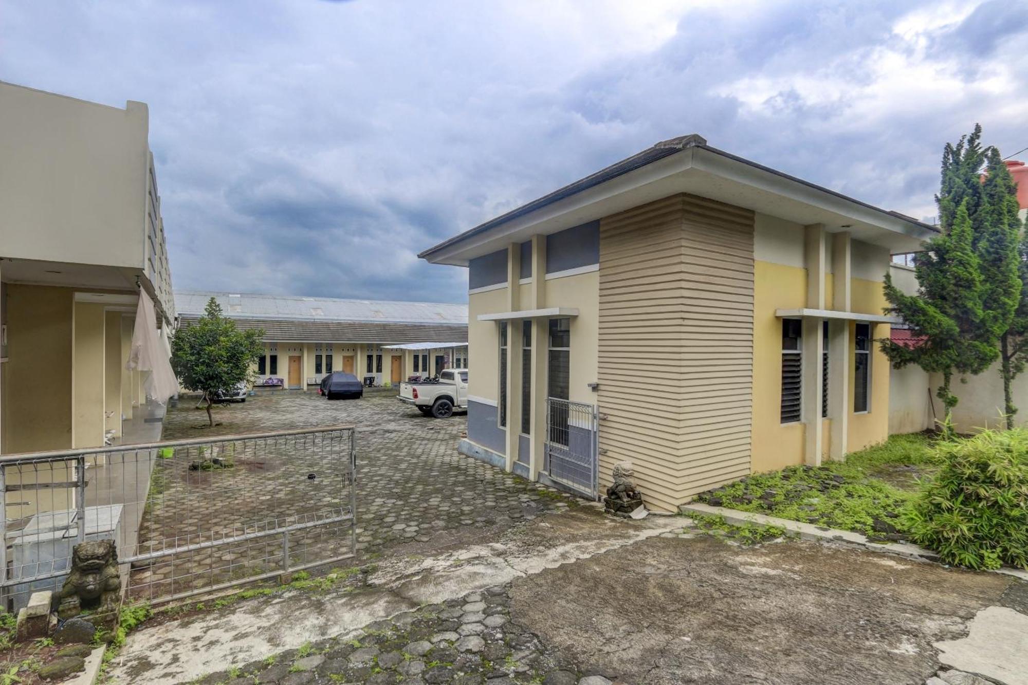 Oyo Life 90159 Puri Asoka Guest House Semarang Ngoại thất bức ảnh