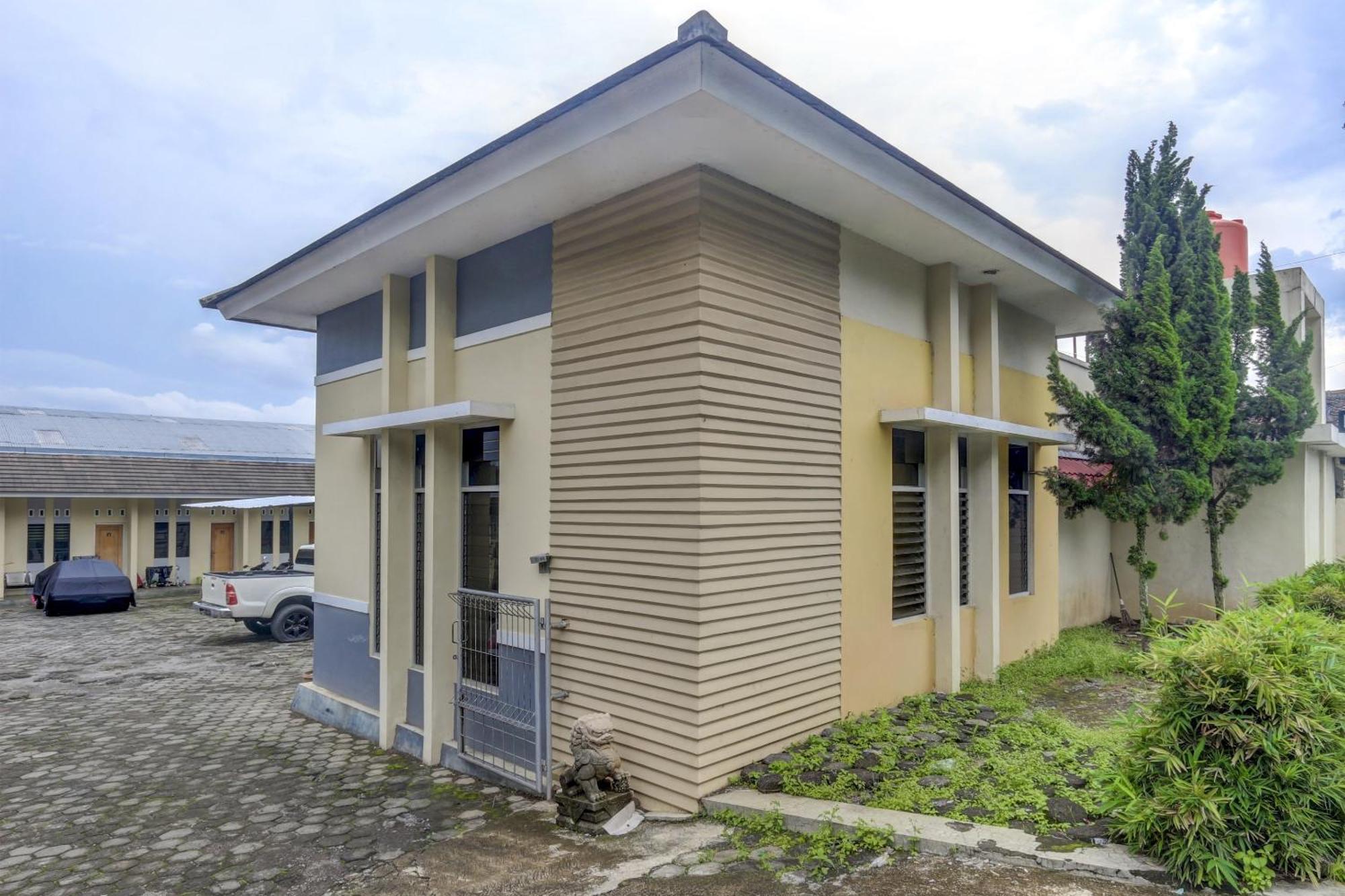 Oyo Life 90159 Puri Asoka Guest House Semarang Ngoại thất bức ảnh